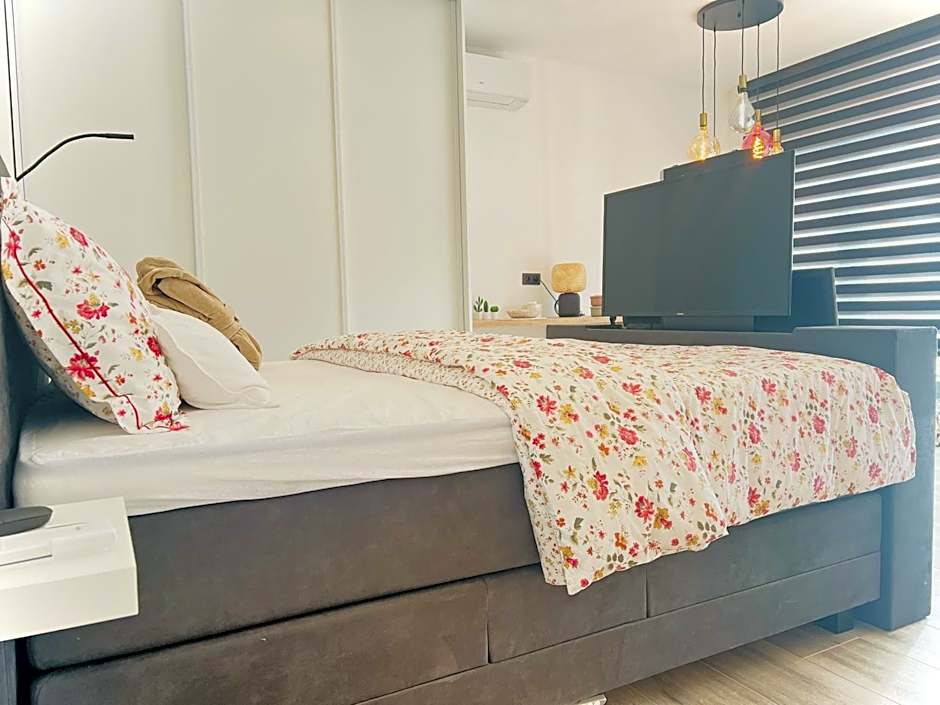Luxurious Escape - Room LoveSerenity with pool and jacuzzi