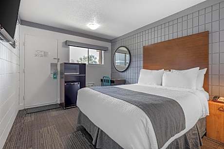 1 Queen Bed, Nonsmoking, Courtyard View, Mountain View