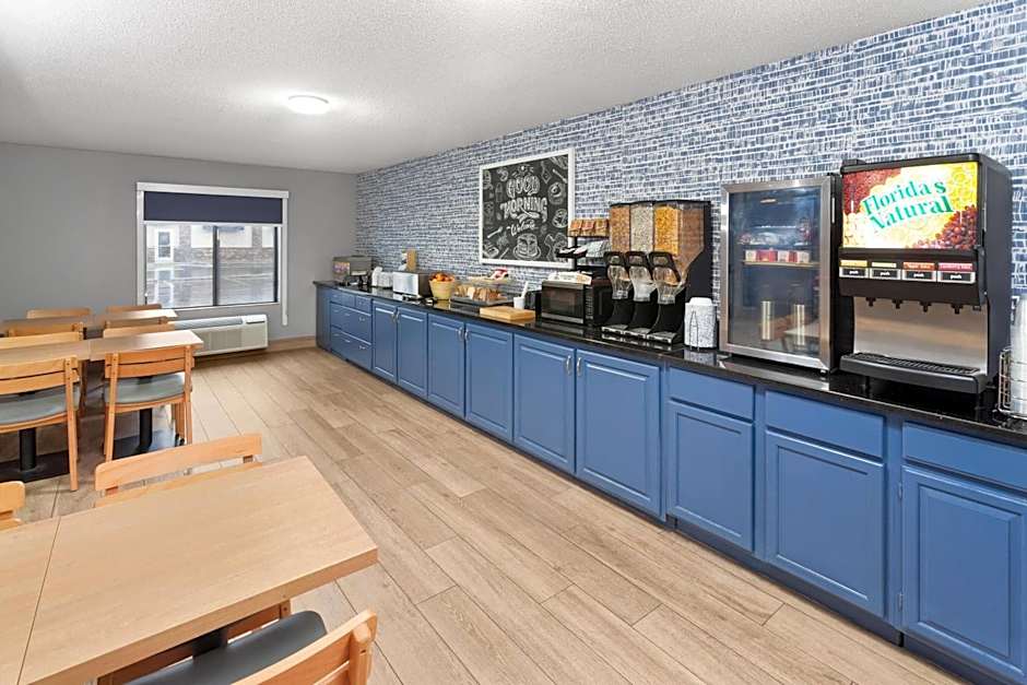 AmericInn by Wyndham Reedsburg