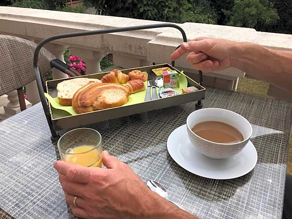 A La Villa Perroy les chambres sont spacieuses et les petit-déjeuners offerts