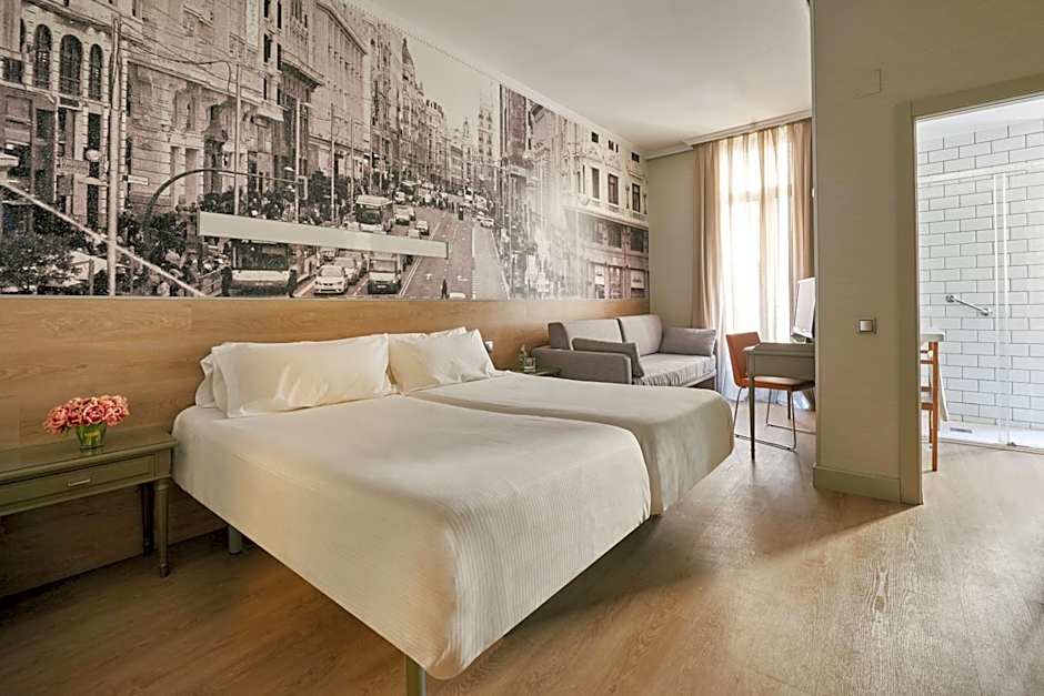 Photo 1 of 2 of Quadruple Room