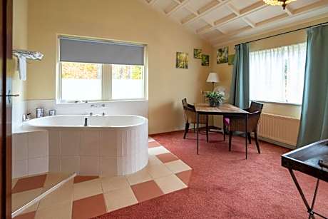 Luxe double room with bathtub