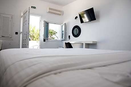 Executive Suite with Outdoor Jetted Tub & Sea View