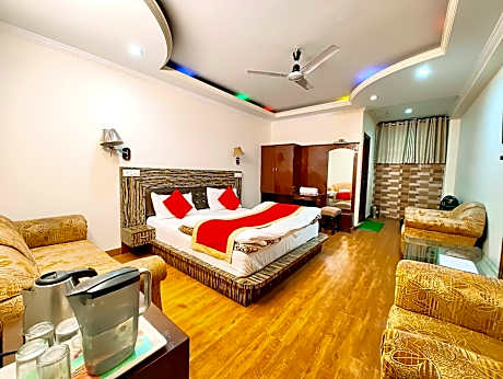 Goroomgo Moon Near Mall Road Nainital