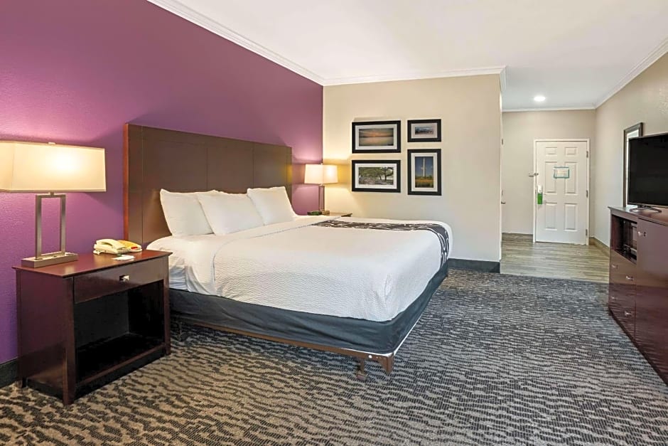 La Quinta Inn & Suites by Wyndham Houston - Magnolia