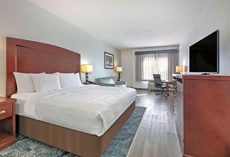Deluxe Executive King Room with Two Queen Beds and Mobility/Hearing Impaired Access - Non-Smoking