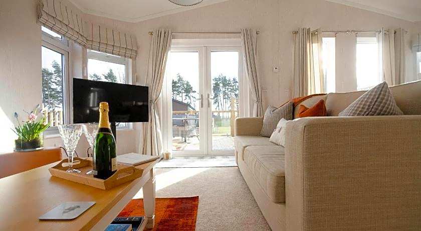 Hollicarrs - Bumblebee Lodge