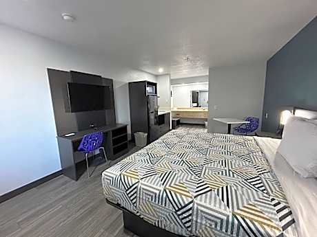 King Room with Roll-in Shower - Disability Access - Non-Smoking