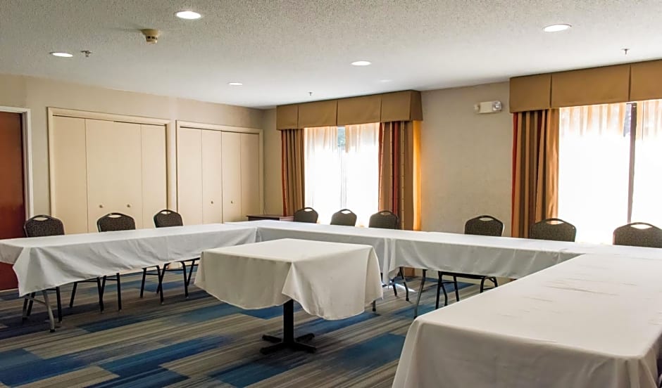 Holiday Inn Express Hotel And Suites Kinston