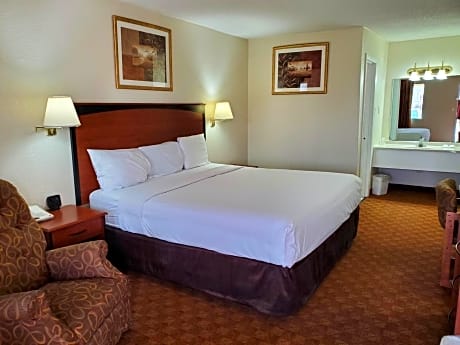 1 King Bed | Non-Smoking, Micfridge