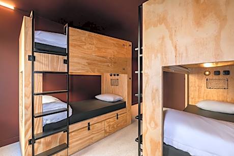 Quadruple Room with Private Bathroom