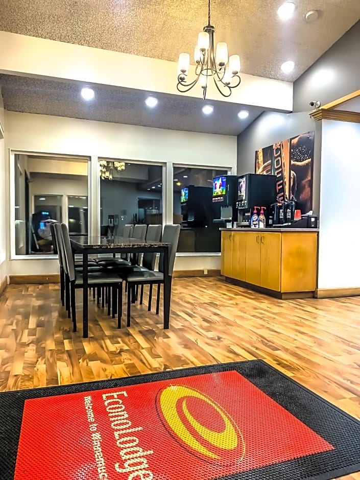 Econo Lodge Inn & Suites