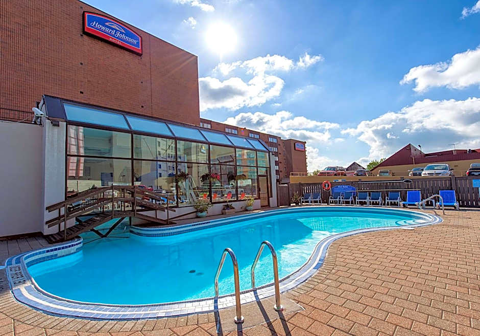Howard Johnson Hotel by Wyndham by the Falls Niagara Falls
