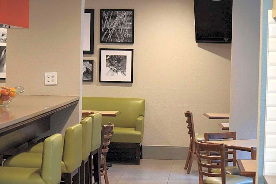 Country Inn & Suites by Radisson, Lincoln North Hotel and Conference Center, NE