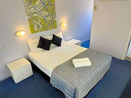 Cleveland Bay Air Motel