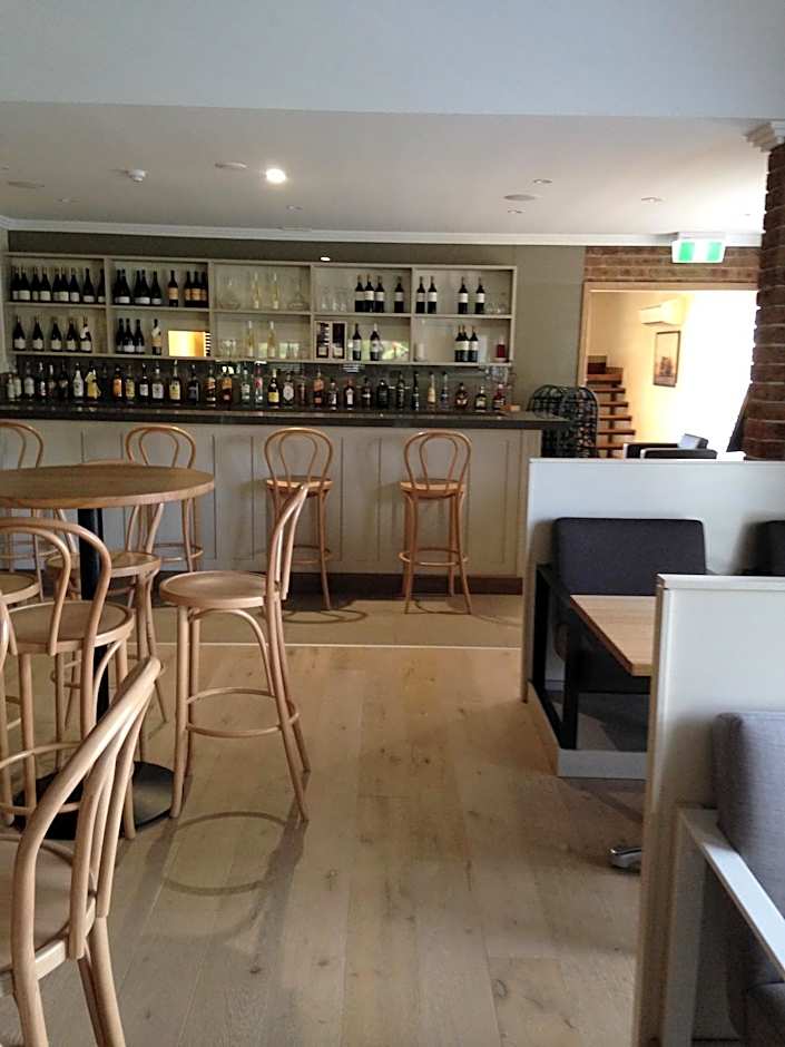 Francis Phillip Motor Inn and The Lodge