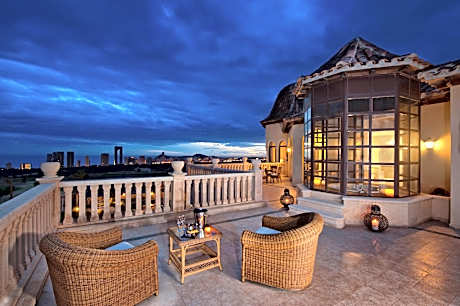 Penthouse The Level with Whirlpool