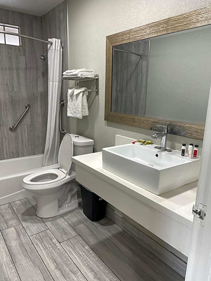 Cabana Inn & Suites
