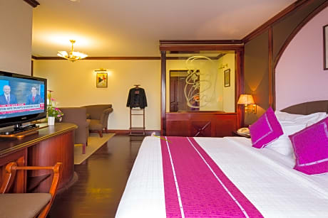 Double Deluxe City View King Bed