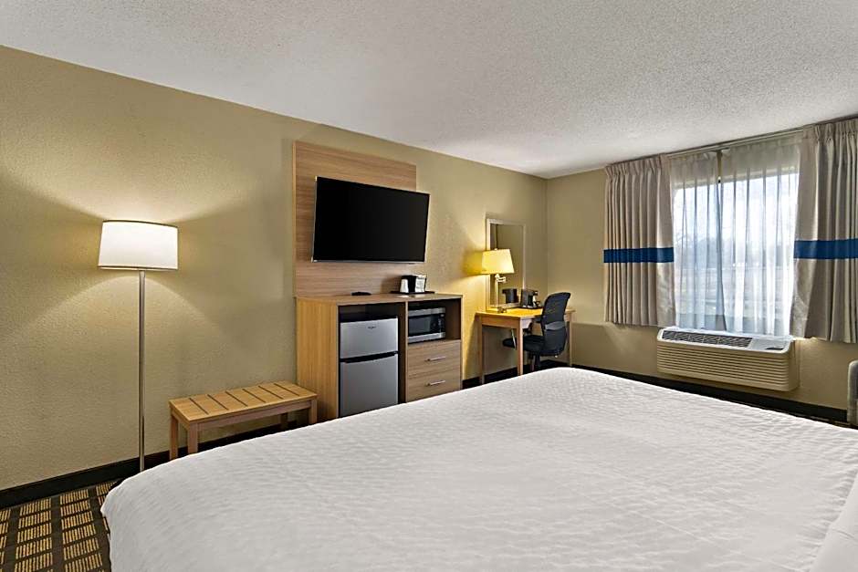 Clarion Pointe Bloomington - Normal near I-55 and University