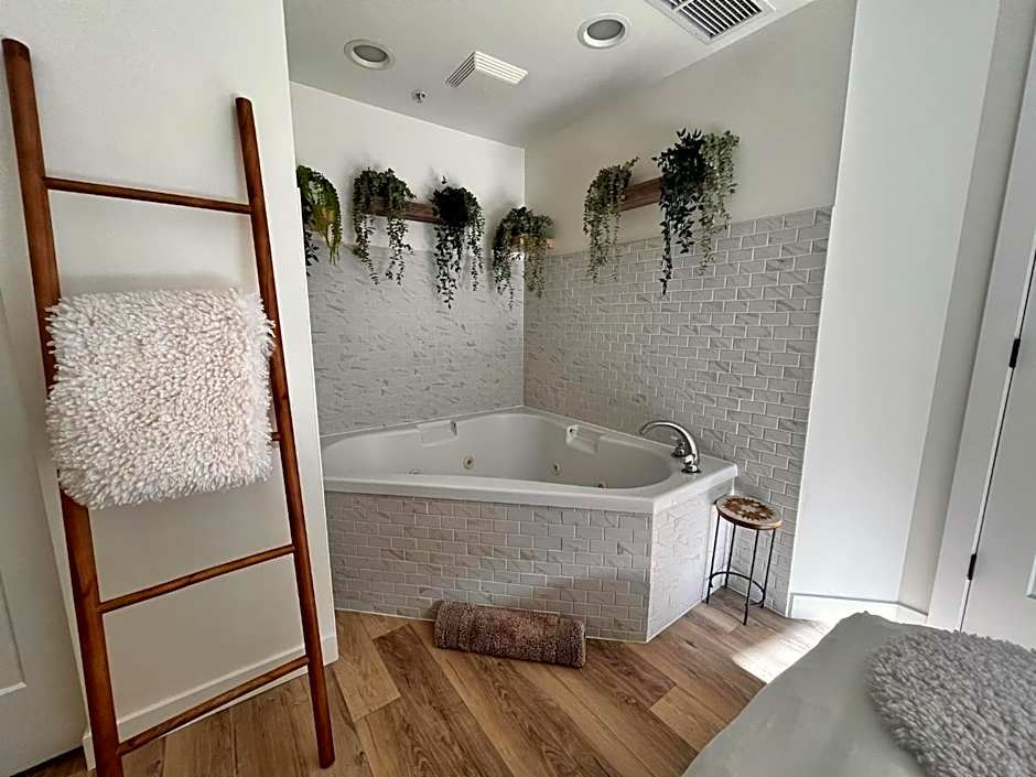 Three Peaks Getaway Jacuzzi Suite - sleeps 4