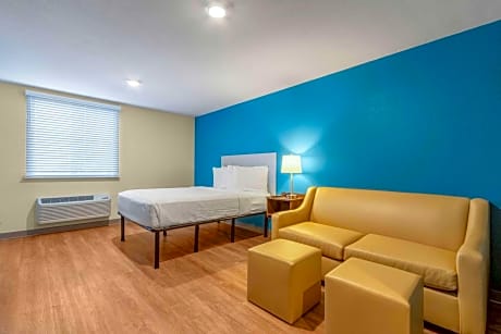Standard Queen Room with Sofa Bed - Non-Smoking