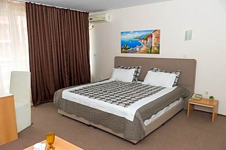 Studio (2 Adults + 1 Child)