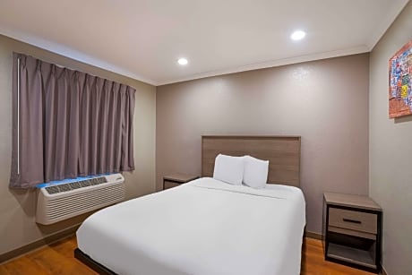 1 Queen Bed Smoking Accessible