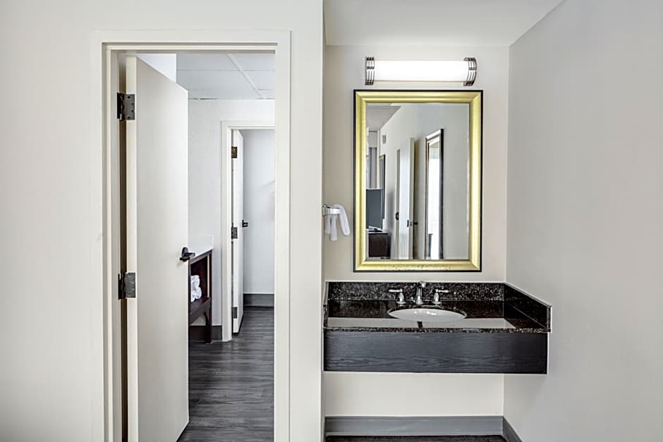 Correct Hotel Name:   Holiday Inn & Suites Springfield - I-44 by IHG