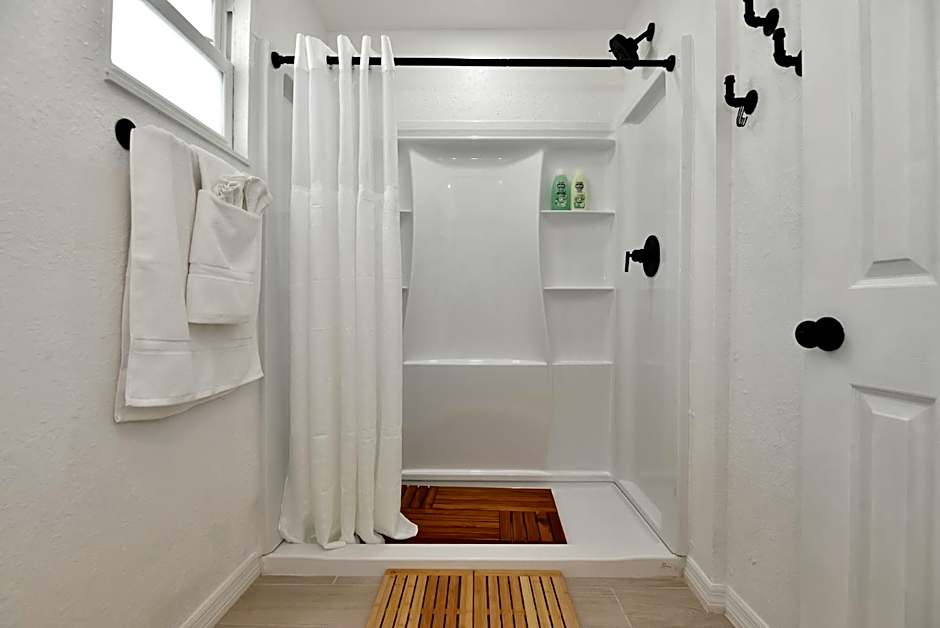 Daytona Studio Suite Kitchen Walk In Shower #11