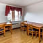 Econo Lodge Inn & Suites