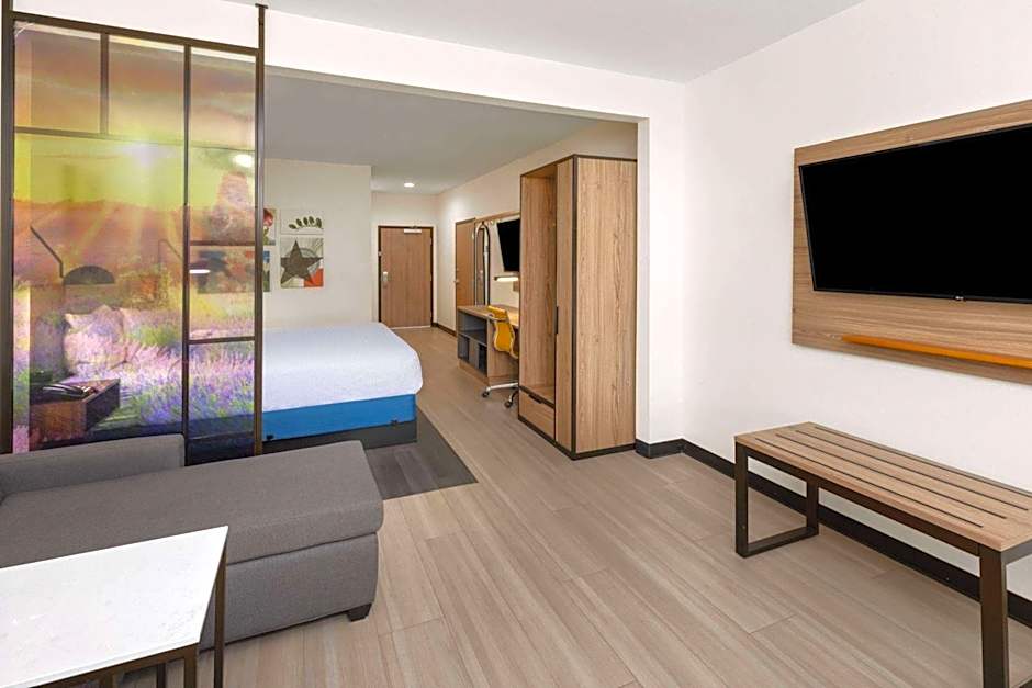 La Quinta Inn & Suites by Wyndham El Paso East Loop-375