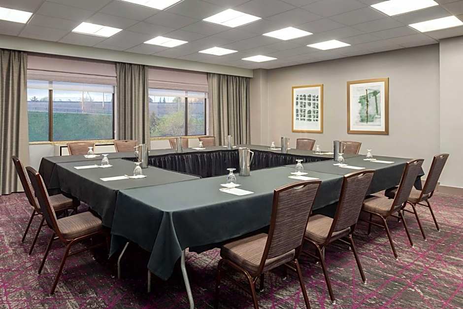 DoubleTree by Hilton St. Paul East