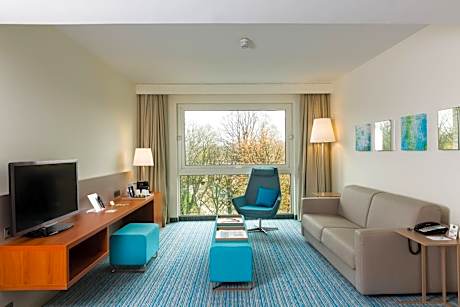 Junior Suite, 1 King, Garden view, Premium Package