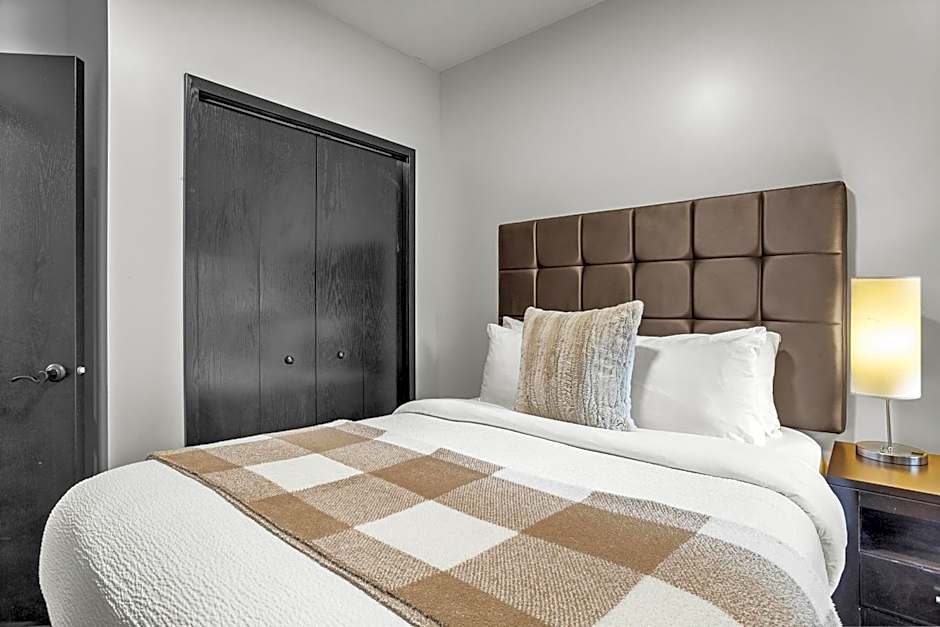 Outstanding Mountain Condo WATERSLIDE and HOT TUB managed by Little Sister Getaways