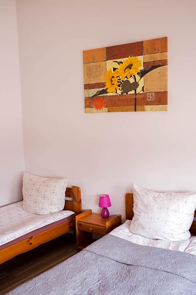 Hotelik Okęcie 39 - Nocleg i Parking Blisko Lotnisko Okęcie