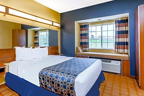 1 Queen Bed Accessible Suite Non-Smoking