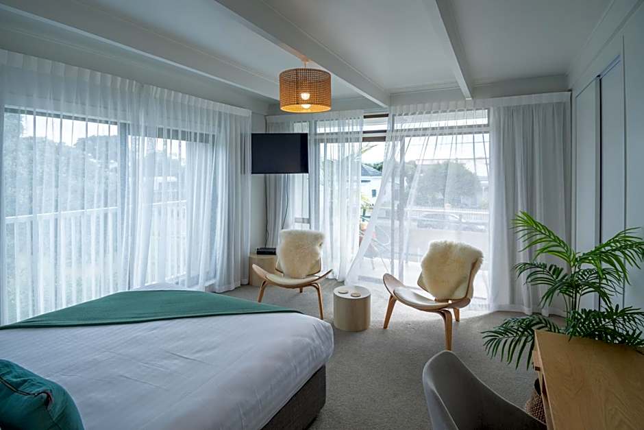 Whispering Sands Beachfront Motel