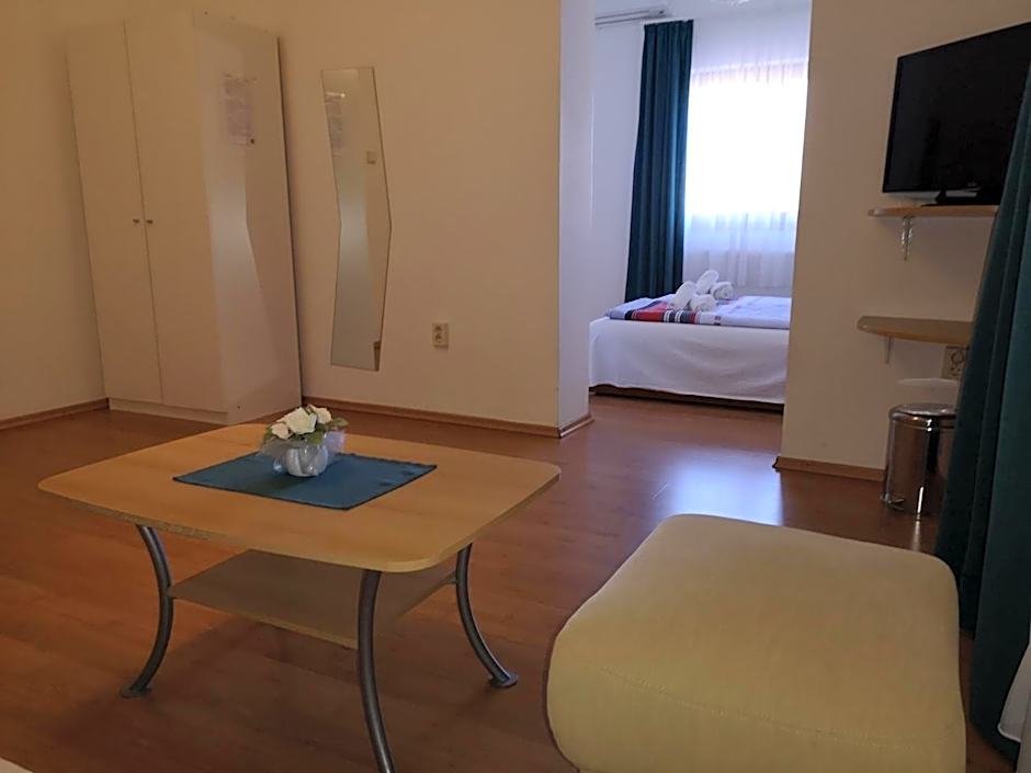 Parton Hotel & Bowling