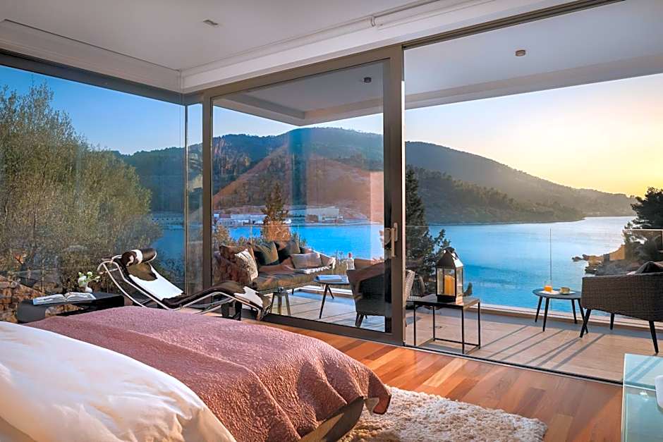 Beachfront Villa Grain of Salt with Pool