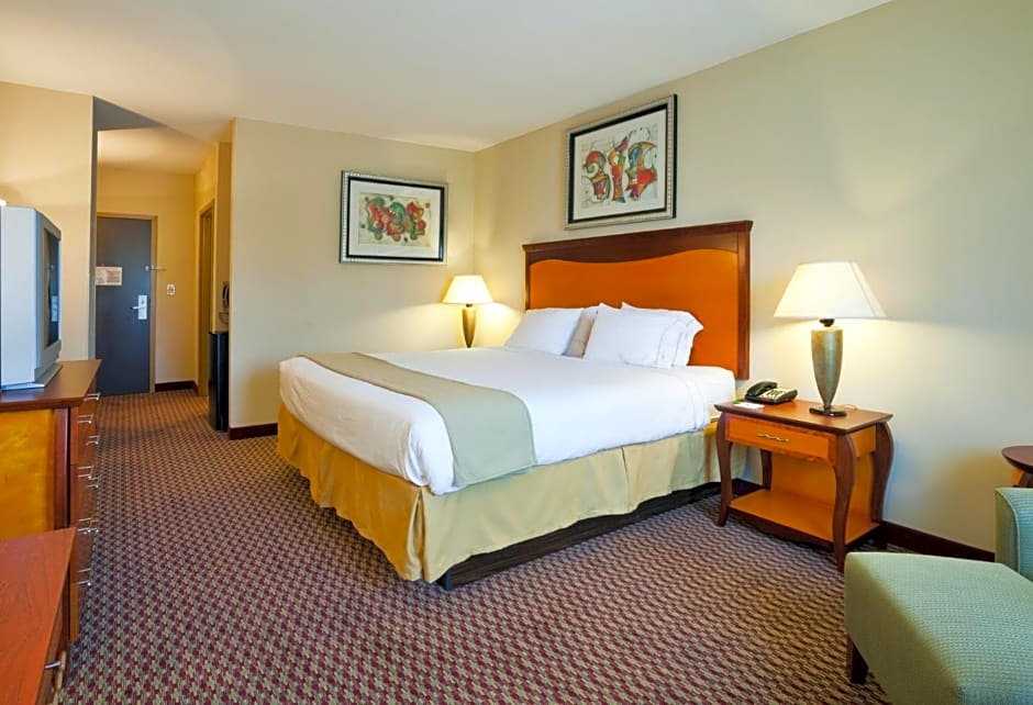 Holiday Inn Express Hotel & Suites Birmingham - Inverness 280 By IHG
