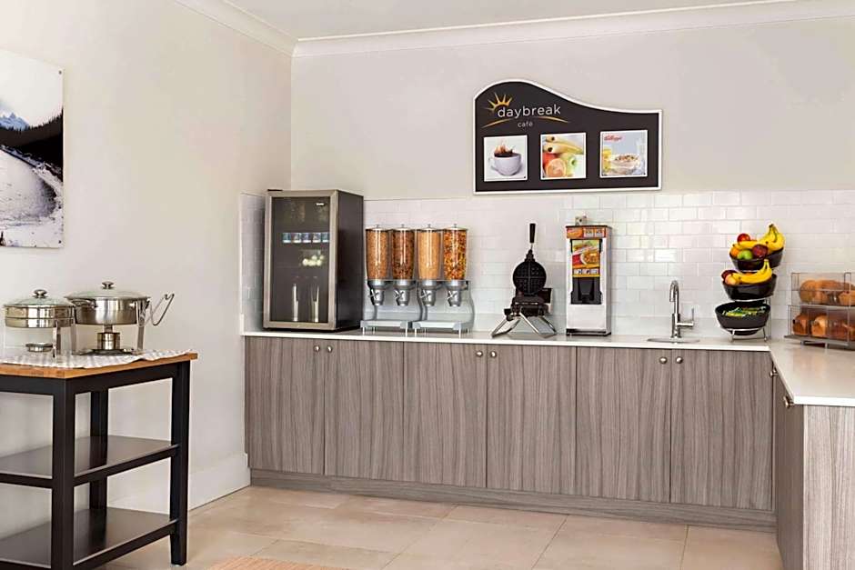 Days Inn by Wyndham 100 Mile House