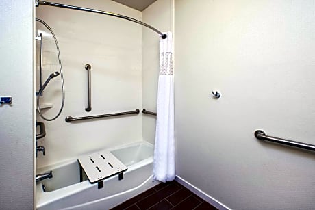 2 Queens Mobility Access Tub Suite Nosmok