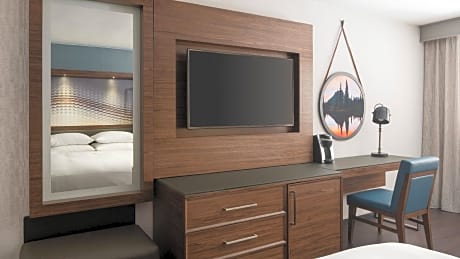 Executive Large, Guest room, 1 King, Atrium view, Corner room
