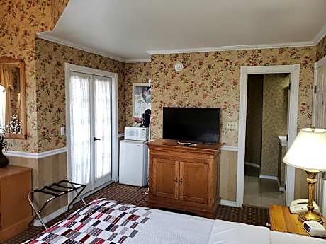 Deluxe Suite with Spa Bath