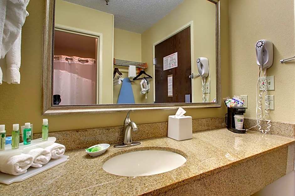 Holiday Inn Express Hotel Fort Campbell-Oak Grove By IHG