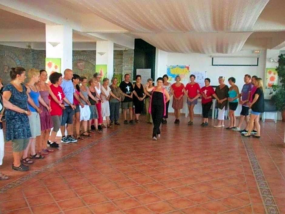 Cavos Bay Hotel & Studios