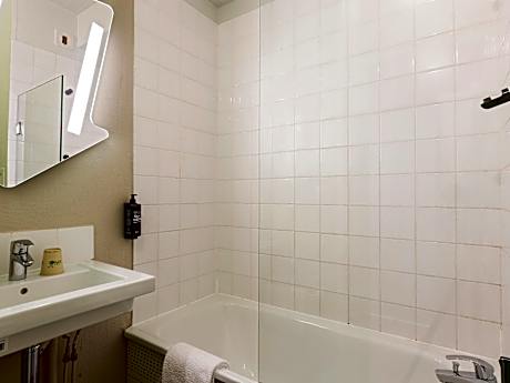 Standard room with three single beds