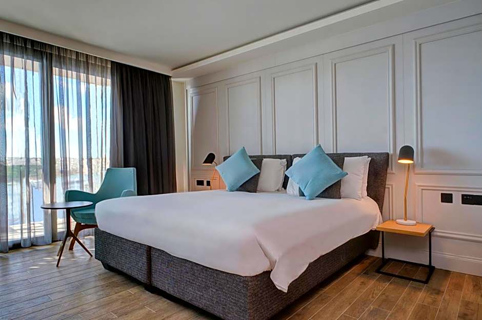 Land's End, Boutique Hotel