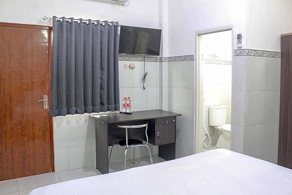 HP Residence Mitra RedDoorz near Alun Alun Kediri